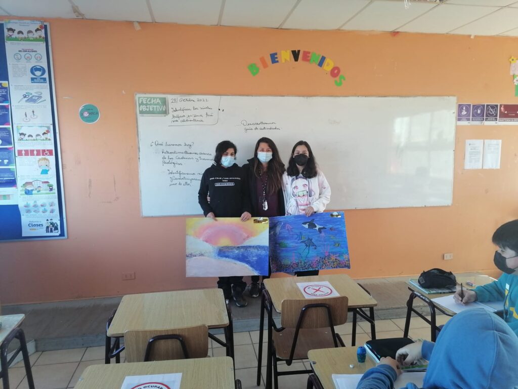 Profesora Paula Berrios con alumnas : Catalina Cantillana y
América Rosales